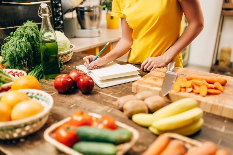 woman cutting vegetables